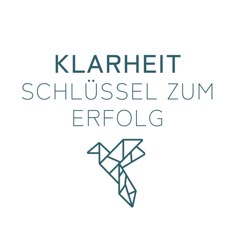 Kraft & Magie eines Coachings Text in modern Schriftart: "Klarheit - Schlüssel zum Erfolg" über einem Origami Vogel.