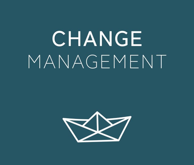 CHANGE MANAGEMENT "Change Management" über einem stilisierten Papierboot