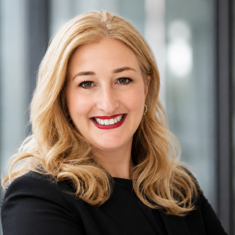 Ina Rottmüller Lächelnde Frau mit langen blonden Haaren in schwarzem Blazer.